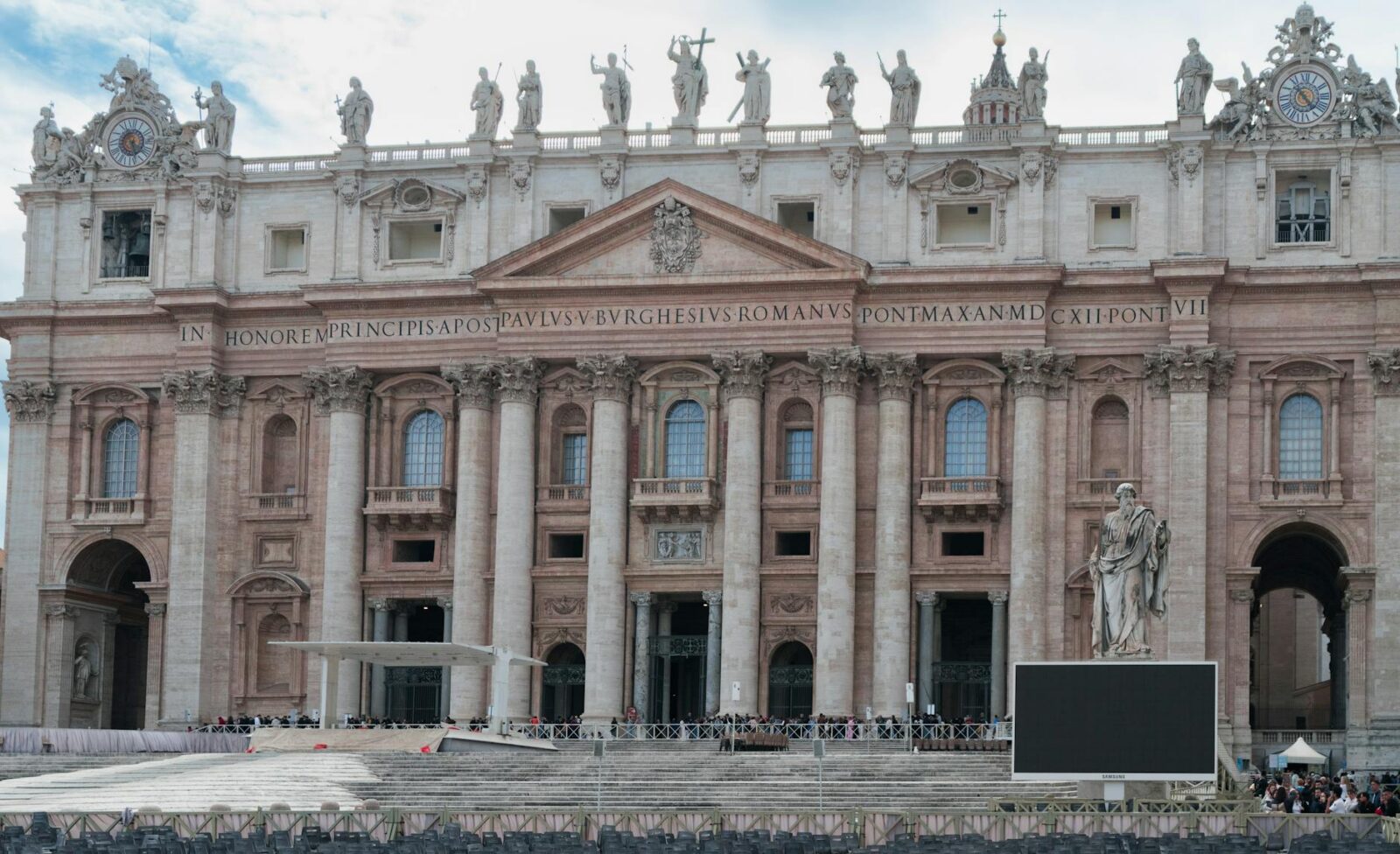 Trump Critiques Pope Leo XIV Following Chicago Mayor Meeting