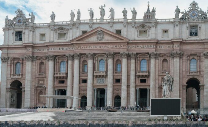 Trump Critiques Pope Leo XIV Following Chicago Mayor Meeting