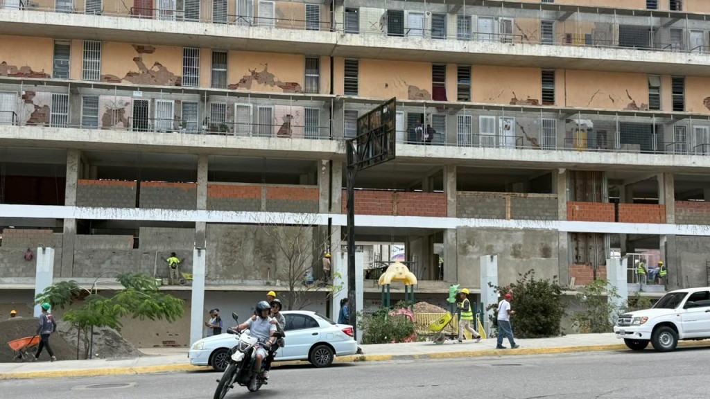 En carpas y aceras, vecinos de Misión Vivienda esperan por reparaciones de los apartamentos