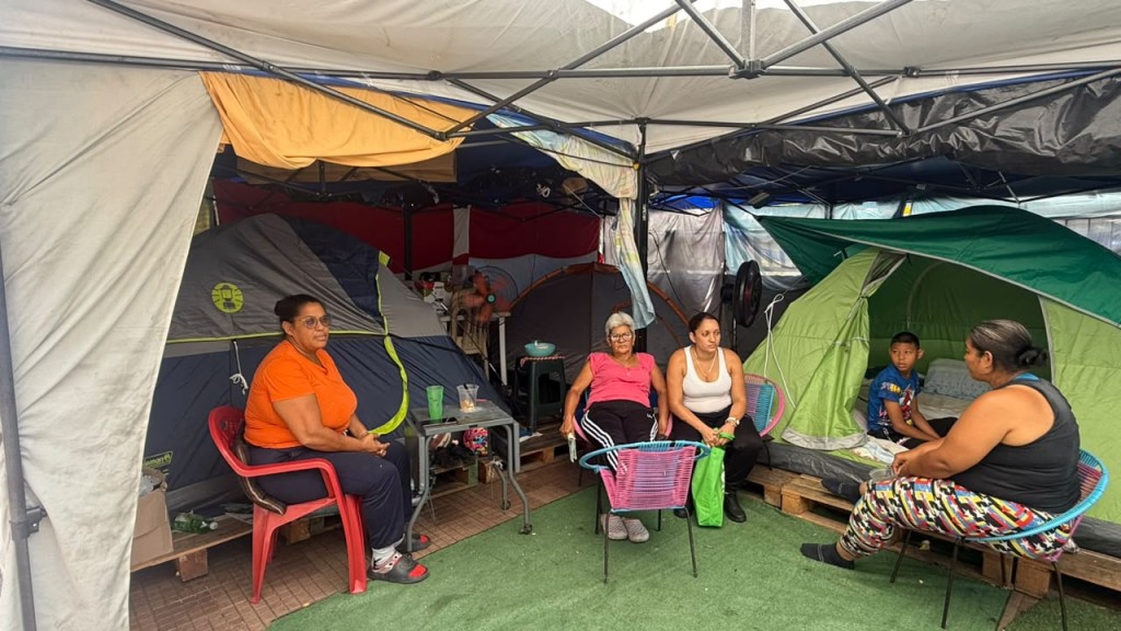 En carpas y aceras, vecinos de Misión Vivienda esperan por reparaciones de los apartamentos