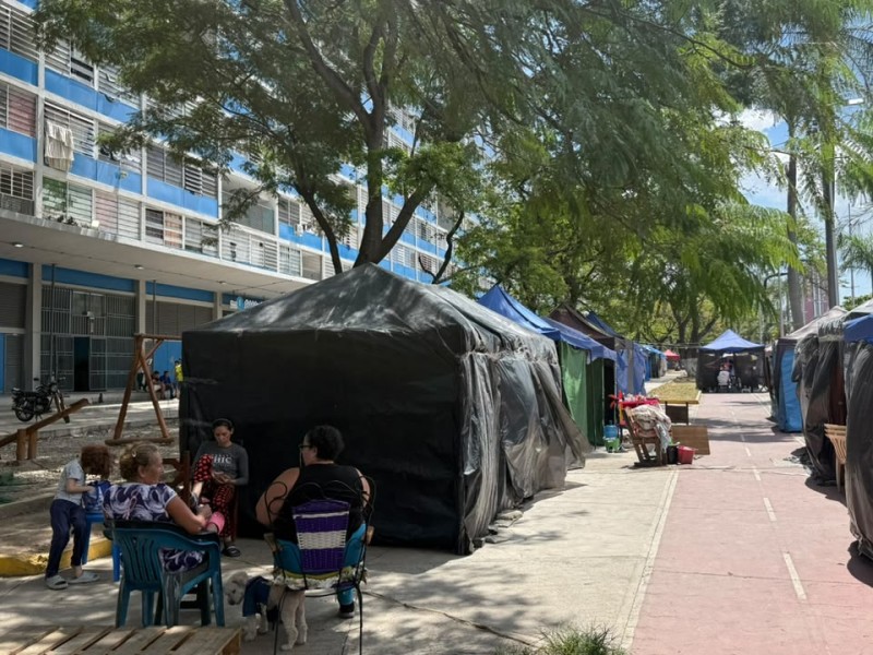 En carpas y aceras, vecinos de Misión Vivienda esperan por reparaciones de los apartamentos
