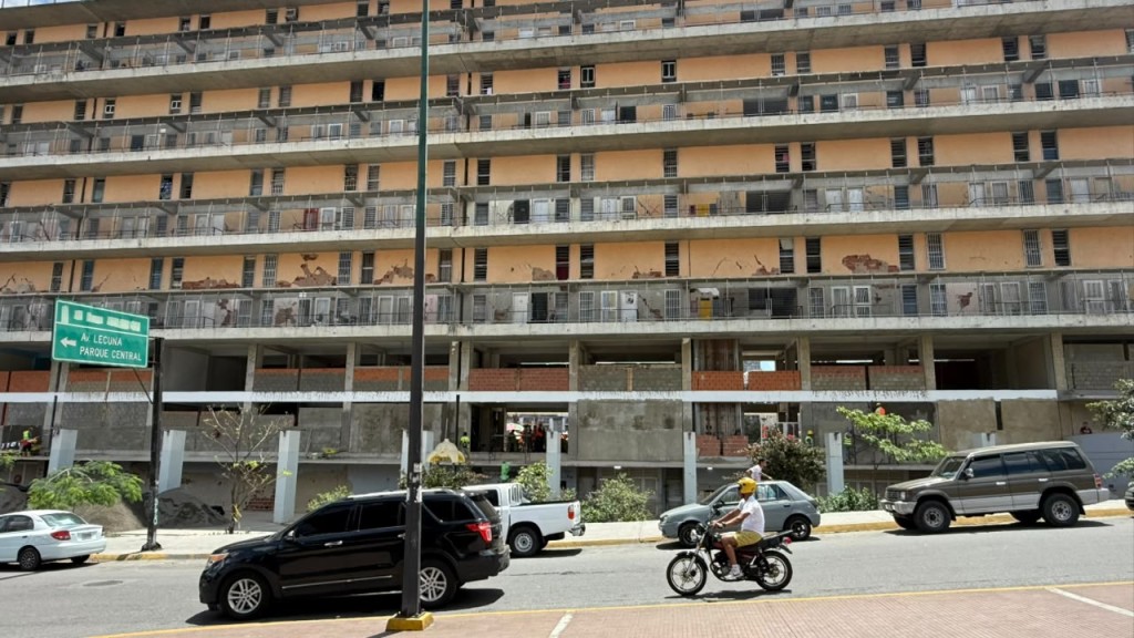 En carpas y aceras, vecinos de Misión Vivienda esperan por reparaciones de los apartamentos