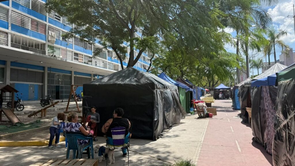 En carpas y aceras, vecinos de Misión Vivienda esperan por reparaciones de los apartamentos