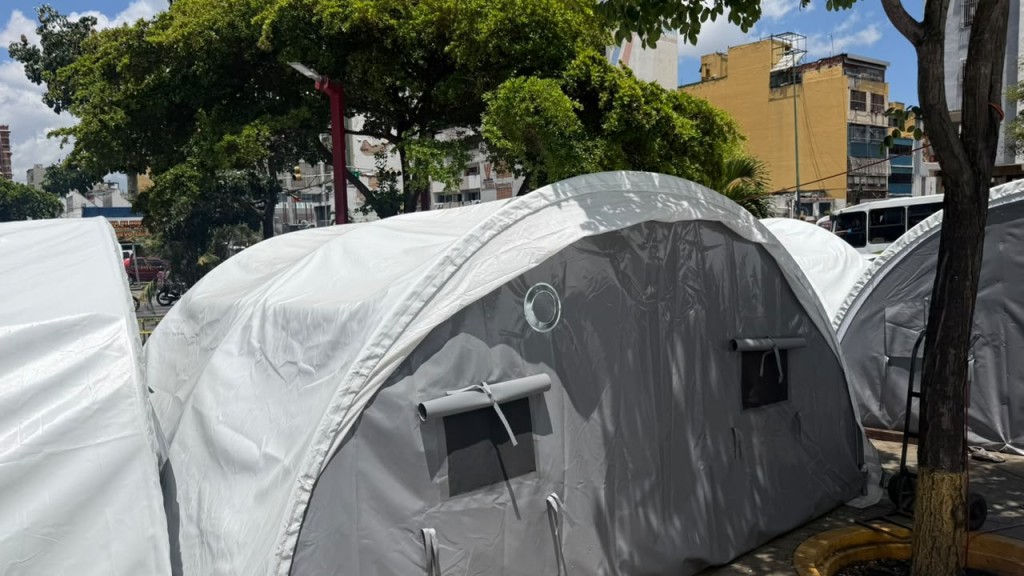 En carpas y aceras, vecinos de Misión Vivienda esperan por reparaciones de los apartamentos