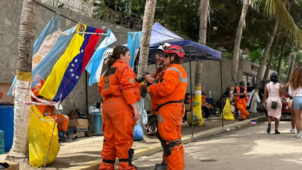Hermandad internacional no se rinde: brigadas argentinas y mexicanas siguen en La Guaira