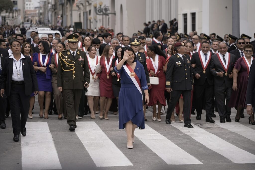 Keiko Fujimori asume la presidencia de Perú y promete cinco años de gobierno “sin prórroga”