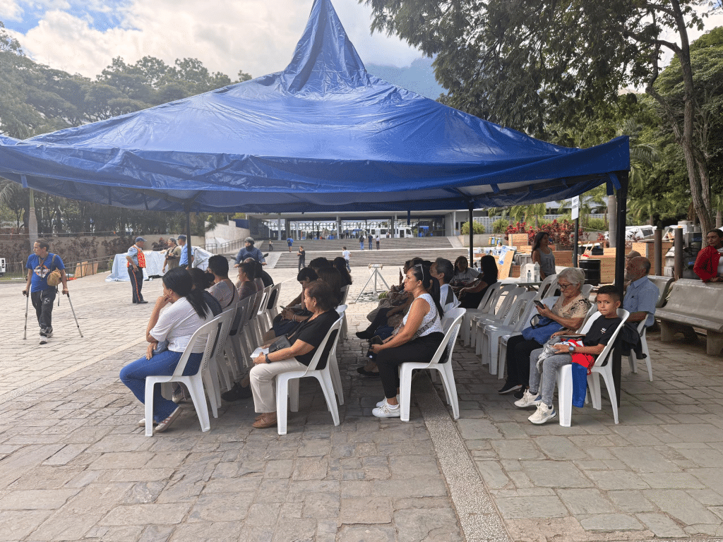 La solidaridad se instala en el parque del Este con un hospital de campaña español