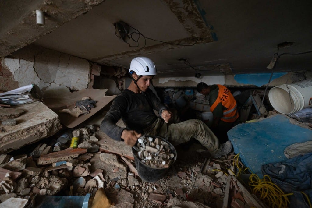 Un mes después del doble terremoto: Venezuela sigue contando escombros, sin cifras oficiales de desaparecidos