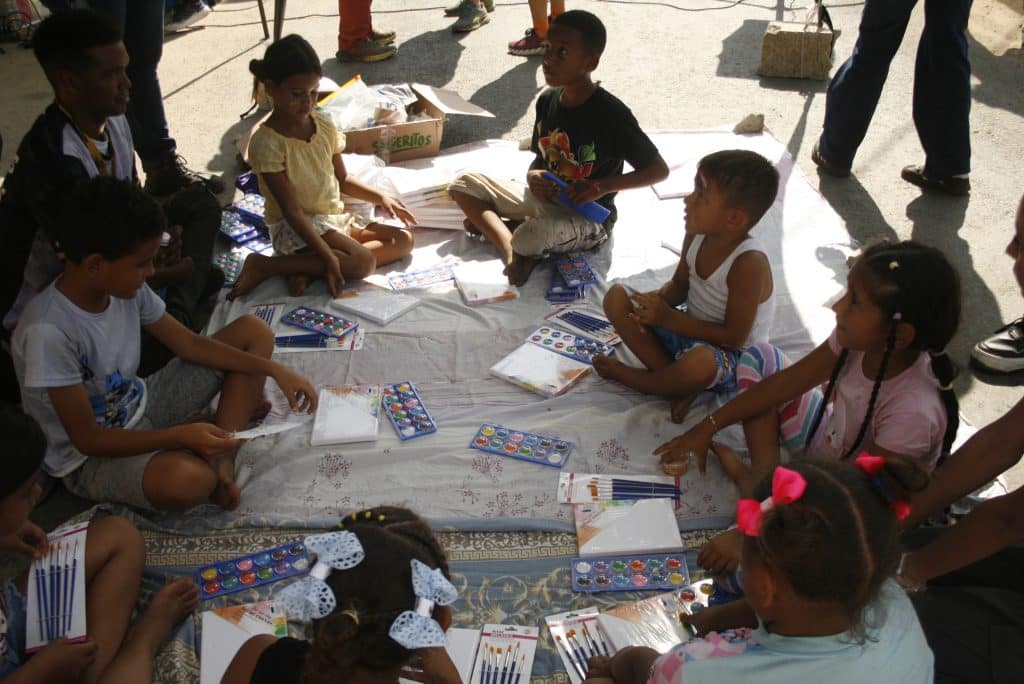 De Petare a La Guaira: cine y cuentos devuelven la infancia a niños en los refugios
