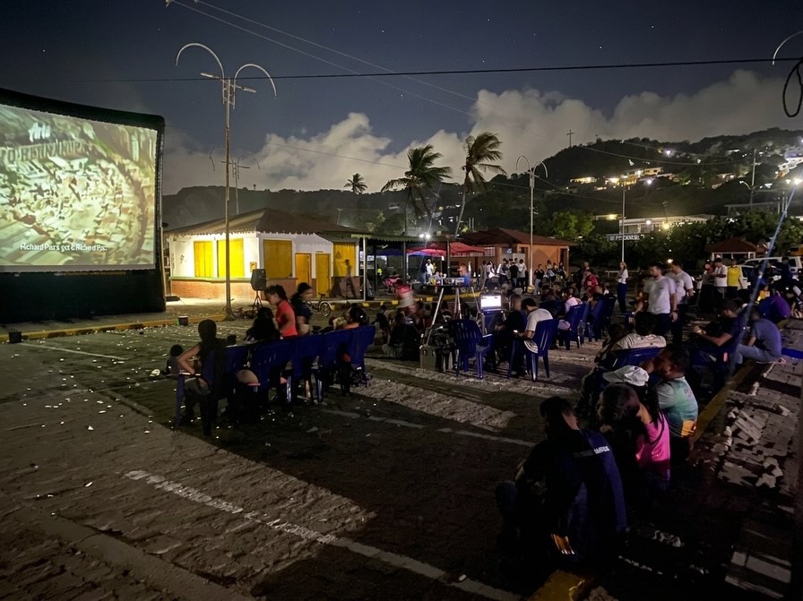De Petare a La Guaira: cine y cuentos devuelven la infancia a niños en los refugios