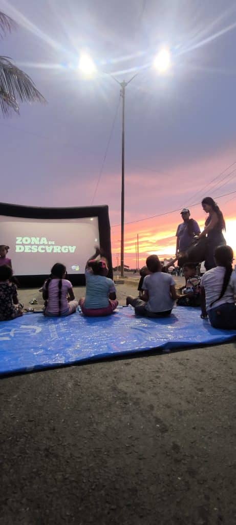 De Petare a La Guaira: cine y cuentos devuelven la infancia a niños en los refugios