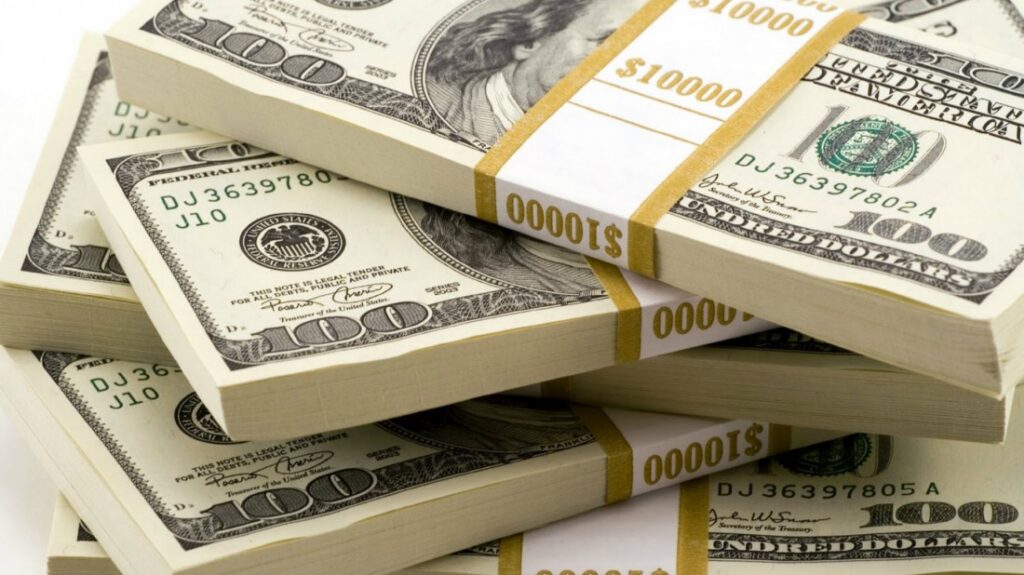 Dolarizar no se traduce en mayor poder adquisitivo de la población, advierten economistas 