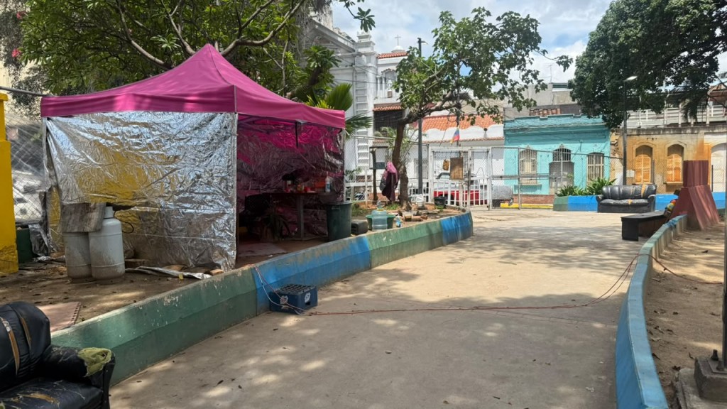 Dos meses después de los terremotos: familias acampan en plazas y calles de Caracas