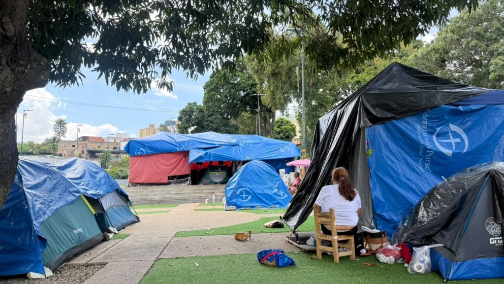 Dos meses después de los terremotos: familias acampan en plazas y calles de Caracas