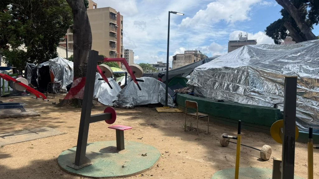 Dos meses después de los terremotos: familias acampan en plazas y calles de Caracas