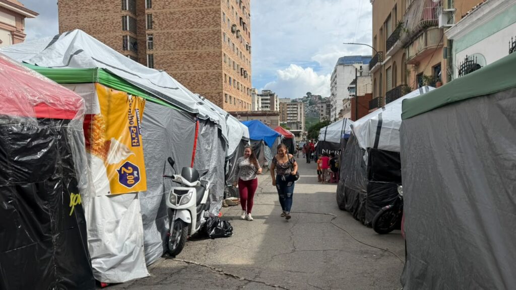 Dos meses después de los terremotos: familias acampan en plazas y calles de Caracas