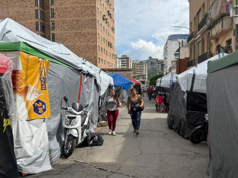 Dos meses después de los terremotos: familias acampan en plazas y calles de Caracas