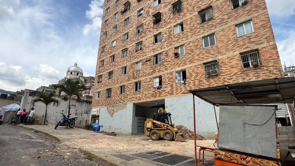 Dos meses después de los terremotos: familias acampan en plazas y calles de Caracas