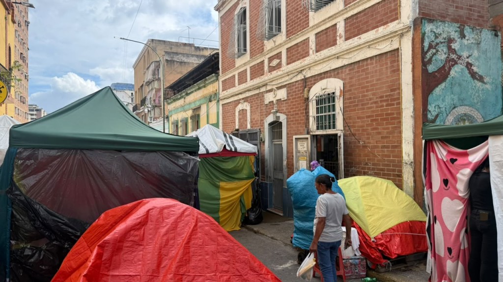 Dos meses después de los terremotos: familias acampan en plazas y calles de Caracas