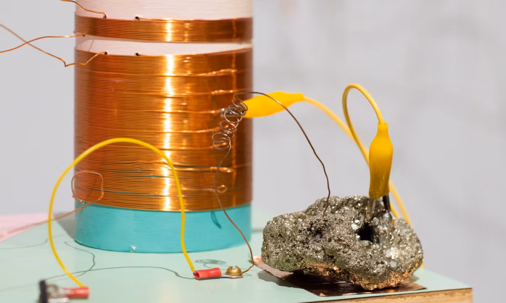 Heart of gold: exhibitions tune into Peter Simensky's sculptural radios and celebrate his legacy