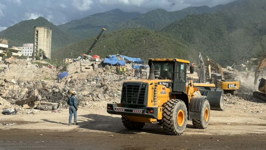 La Guaira full de propaganda oficialista y en Caraballeda familias no paran de buscar a los suyos