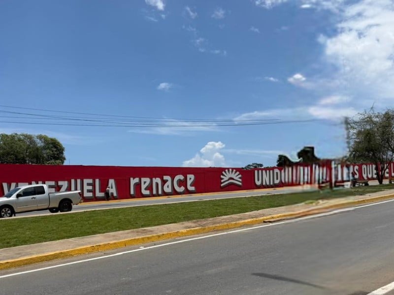 La Guaira full de propaganda oficialista y en Caraballeda familias no paran de buscar a los suyos