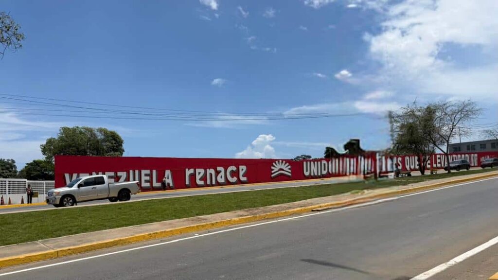 La Guaira full de propaganda oficialista y en Caraballeda familias no paran de buscar a los suyos