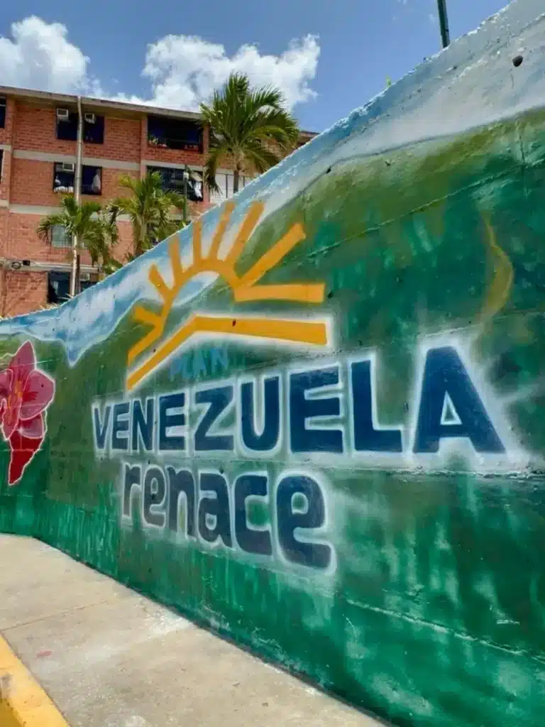 La Guaira full de propaganda oficialista y en Caraballeda familias no paran de buscar a los suyos