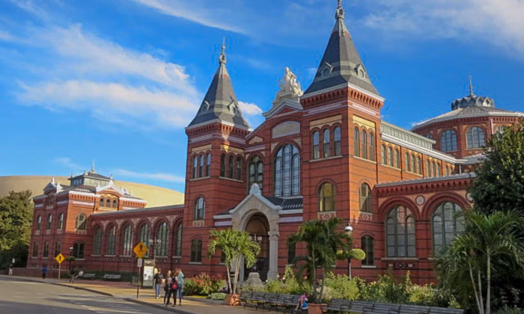 Smithsonian races to finalise site for national Latino museum