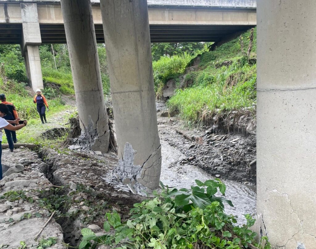 Terremoto y lluvias dejan intransitable el puente La Galletera en Yaracuy