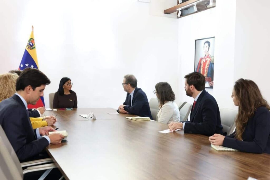 Delcy Rodríguez recibe en Miraflores a representantes de Human Rights Watch