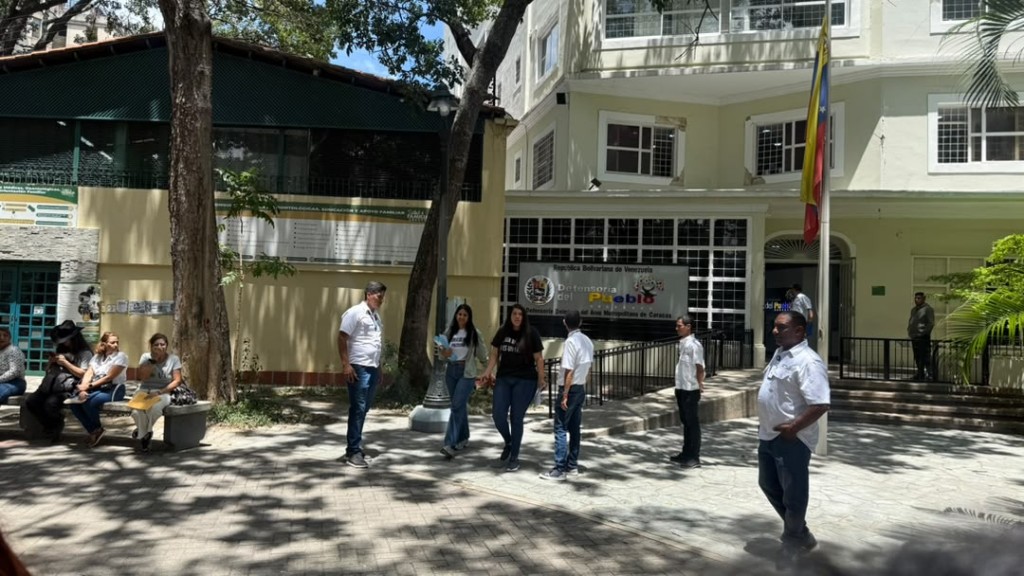 Familiares protestan frente a la Defensoría y denuncian torturas a presos políticos