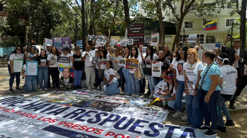 Familiares protestan frente a la Defensoría y denuncian torturas a presos políticos