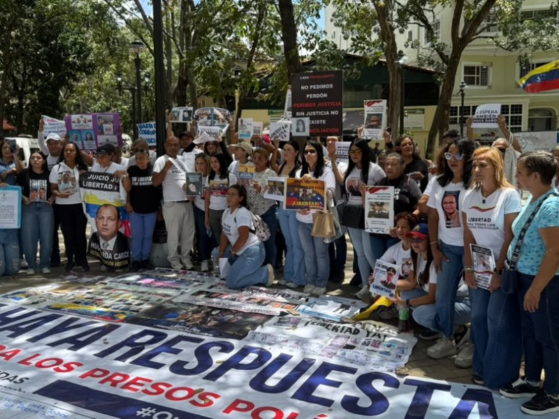 Familiares protestan frente a la Defensoría y denuncian torturas a presos políticos