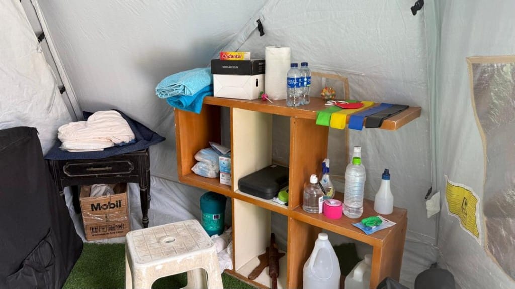 Jhonny Acosta: el fisioterapeuta que convirtió su carpa en un consultorio