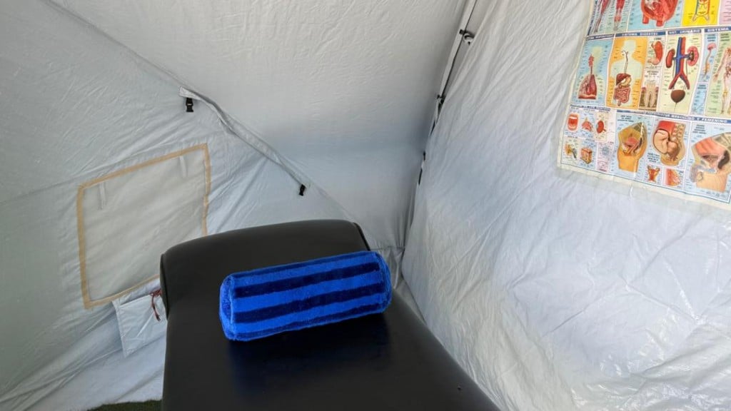 Jhonny Acosta: el fisioterapeuta que convirtió su carpa en un consultorio
