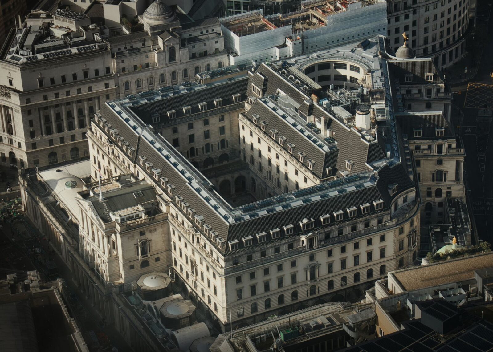 Bank of England Diverges from Fed's Rate-Hike Strategy Amid Rising Inflation
