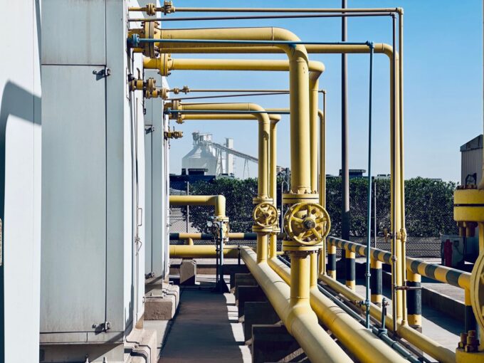 Oil Prices Plummet Amid Hopes for Pipeline Reopening and Iran Diplomacy