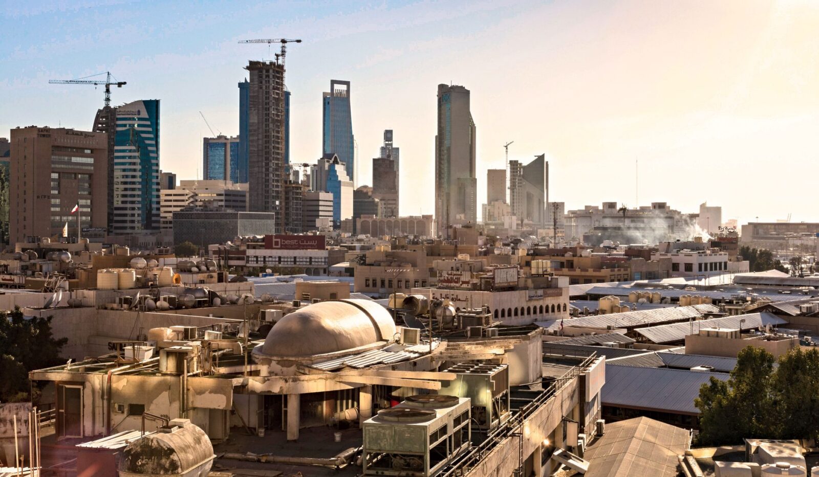 Saudi and Gulf Stocks Decline Following Houthi Claims of Attacks on Riyadh