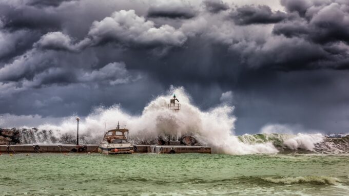 Hurricane Lowell Moves Past Hawaii, Leaving Heavy Rain and Flooding Threats