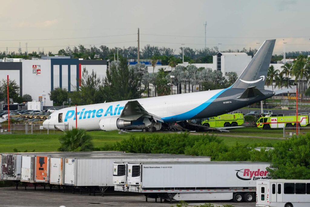 Un avión de carga de Amazon se estrella en aeropuerto de Miami y obliga a paralizar el tráfico aéreo
