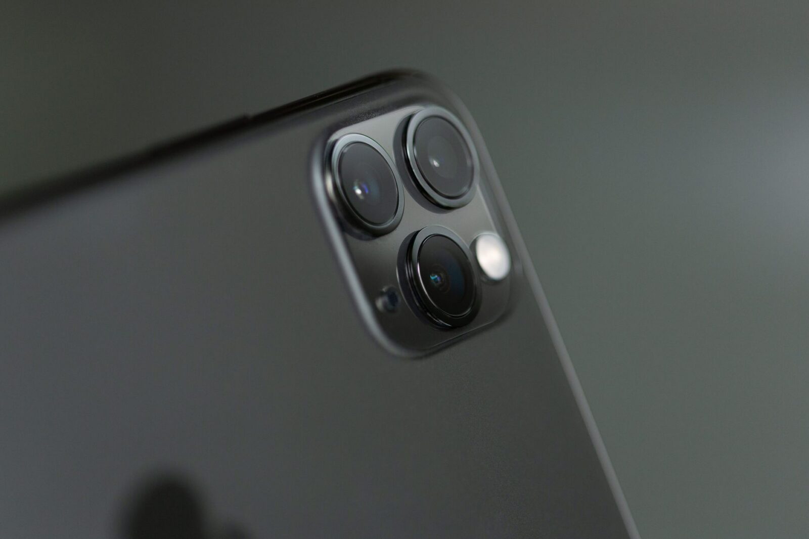 Apple Confirms Cellular Issues with iPhone 18 Pro Max, Hardware Replacement Required